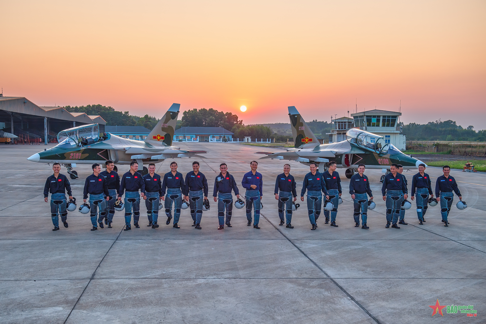 Phi công kết thúc ngày huấn luyện bay trong hoàng hôn
